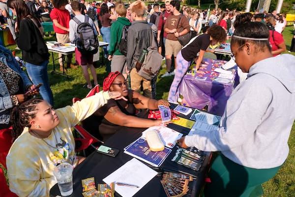 黑人学生会在凤凰公园的OrgSmorg上注册新成员